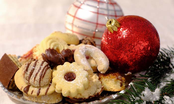 Hosting Christmas on a Budget: Where to Save on Food, Decorations and Getting the House Ready